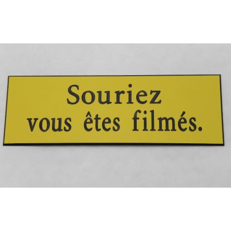 plaque adhésive "souriez vous êtes filmés" jaune
