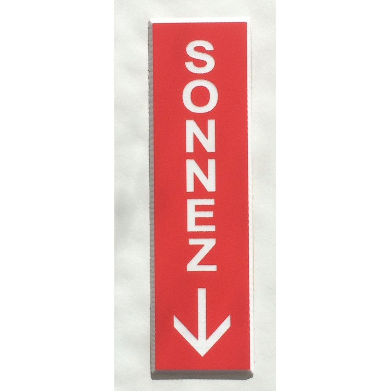 plaque gravée adhésive "SONNEZ + FLECHE" fond rouge