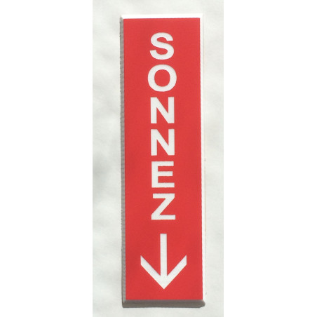 plaque gravée adhésive "SONNEZ + FLECHE" fond rouge