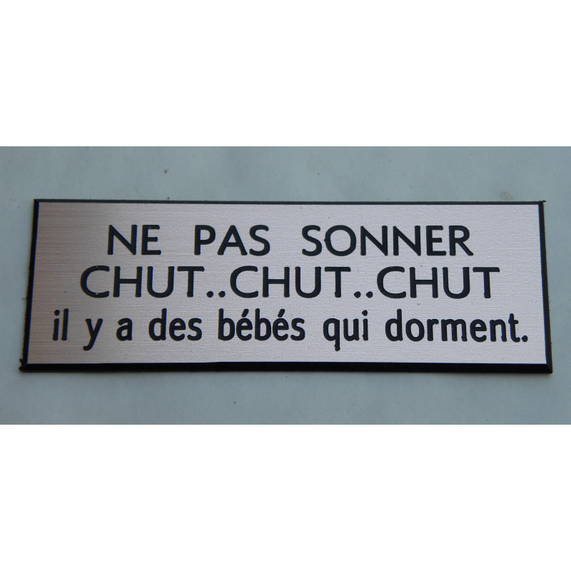 plaque blanche "NE PAS SONNER CHUT, CHUT CHUT il y a bébé qui dort"  format 70 x 200 mm