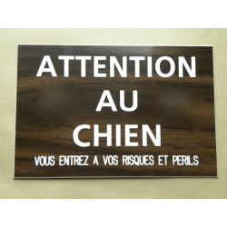 plaque "ATTENTION AU CHIEN VOUS ENTREZ A VOS RISQUES ET PERILS" couleur noyer