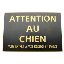 plaque "ATTENTION AU CHIEN VOUS ENTREZ A VOS RISQUES ET PERILS" noir et or
