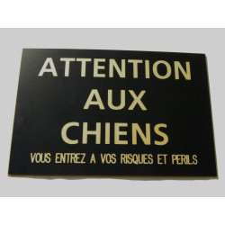 plaque "ATTENTION AUX CHIENS VOUS ENTREZ A VOS RISQUES ET PERILS" noir et or