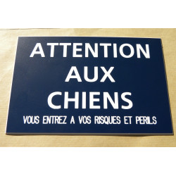 plaque "ATTENTION AUX CHIENS VOUS ENTREZ A VOS RISQUES ET PERILS" bleu marine