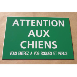 plaque "ATTENTION AUX CHIENS VOUS ENTREZ A VOS RISQUES ET PERILS" verte