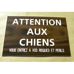 plaque "ATTENTION AUX CHIENS VOUS ENTREZ A VOS RISQUES ET PERILS" couleur bois