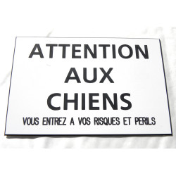 plaque "ATTENTION AUX CHIENS VOUS ENTREZ A VOS RISQUES ET PERILS" blanche