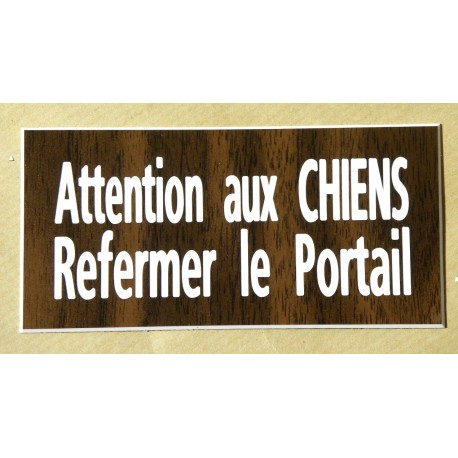 plaque gravée "ATTENTION AUX CHIENS REFERMER LE PORTAIL" finition biseautée format 48 x 100 mm