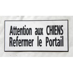 plaque adhésive blanche "ATTENTION AUX CHIENS REFERMER LE PORTAIL"