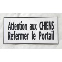 plaque adhésive blanche "ATTENTION AUX CHIENS REFERMER LE PORTAIL"