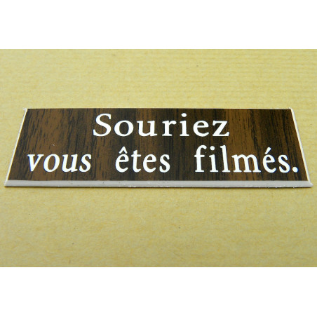 étiquette adhésive "souriez vous êtes filmés" multicolores