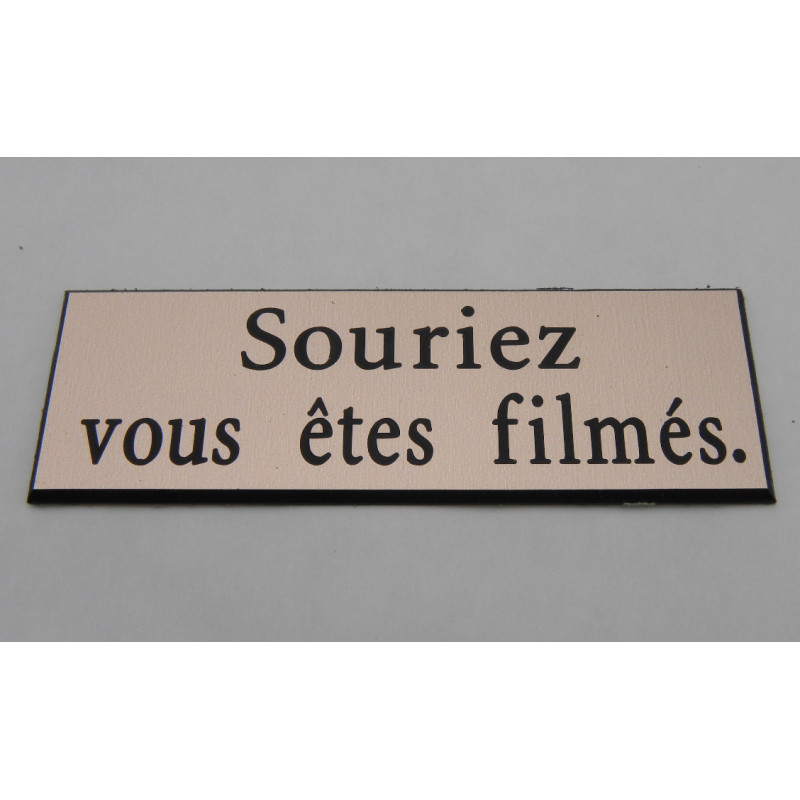 étiquette adhésive "souriez vous êtes filmés" multicolores