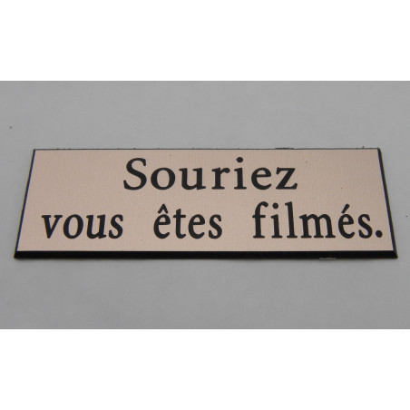 étiquette adhésive "souriez vous êtes filmés" multicolores