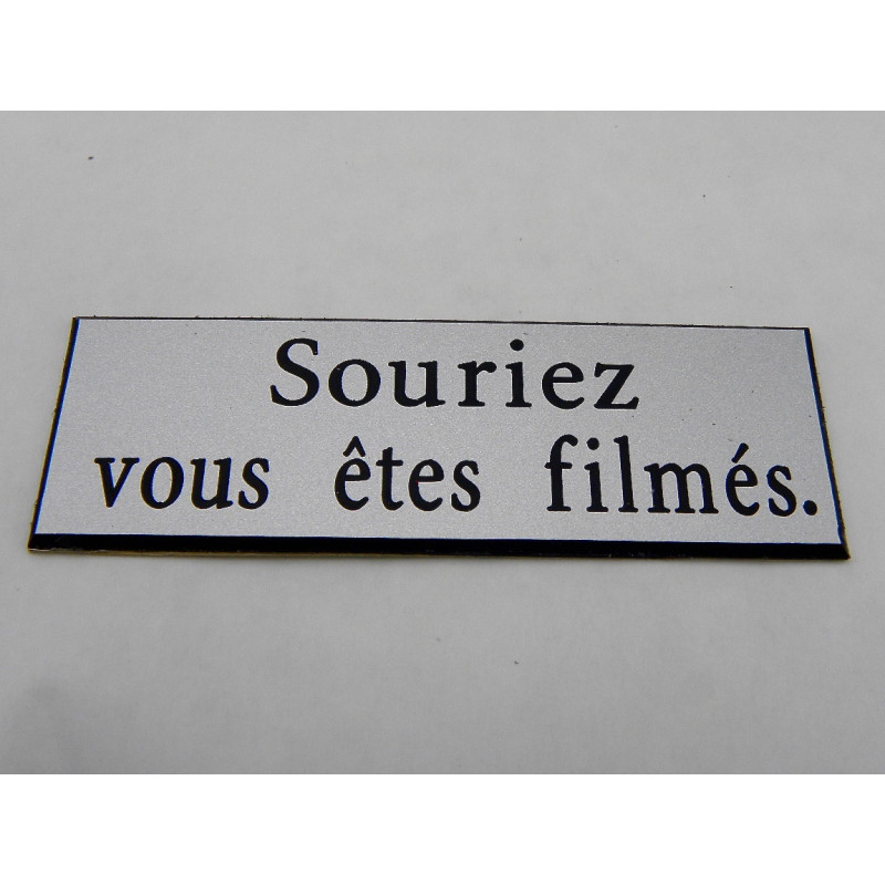 étiquette adhésive "souriez vous êtes filmés" multicolores