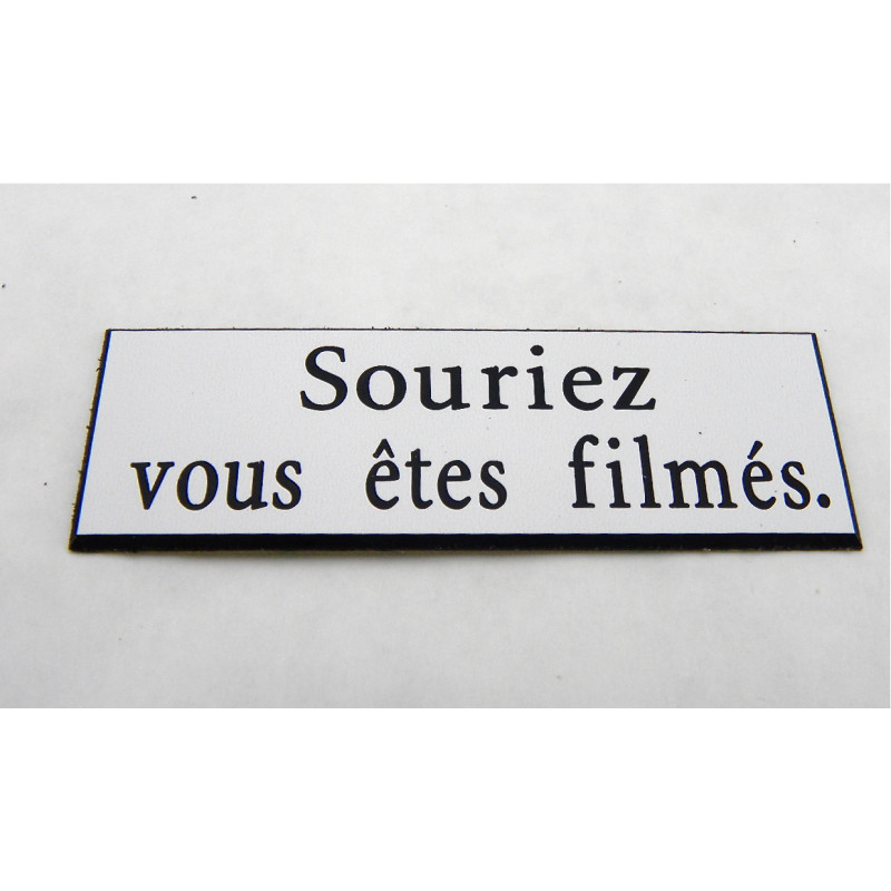 étiquette adhésive "souriez vous êtes filmés" multicolores
