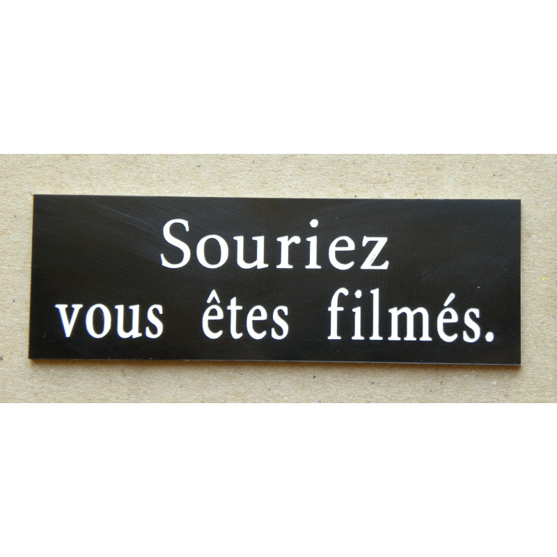 étiquette adhésive "souriez vous êtes filmés" multicolores