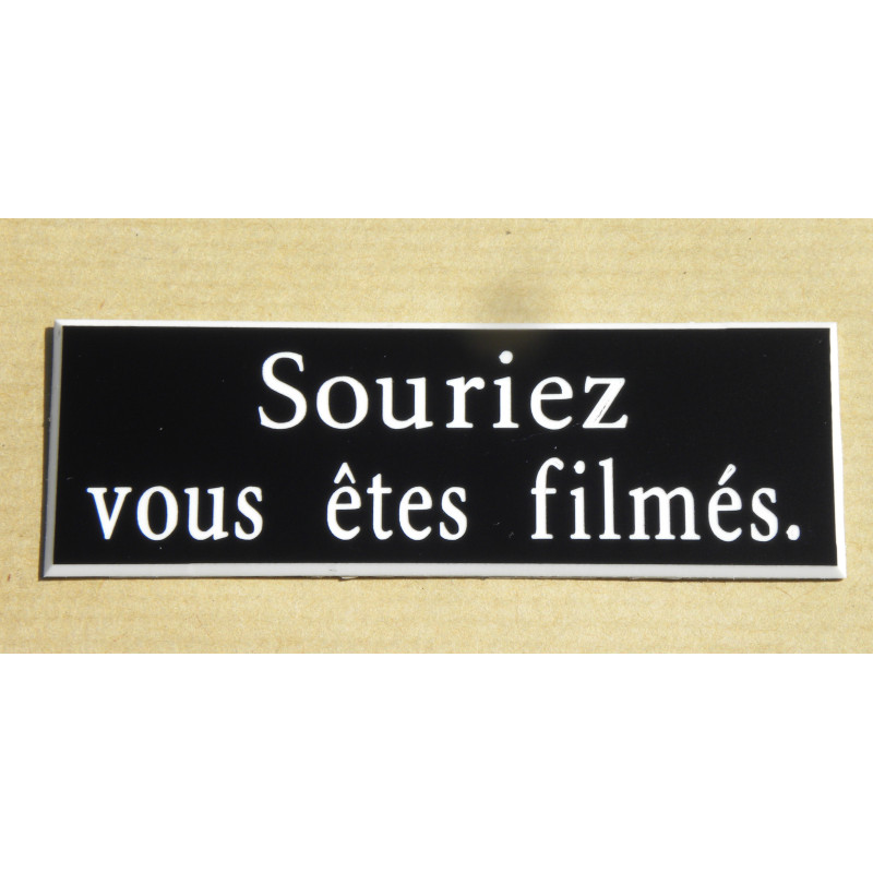 étiquette adhésive "souriez vous êtes filmés" multicolores