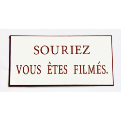 plaque adhésive "souriez vous êtes filmés" blanche et rouge