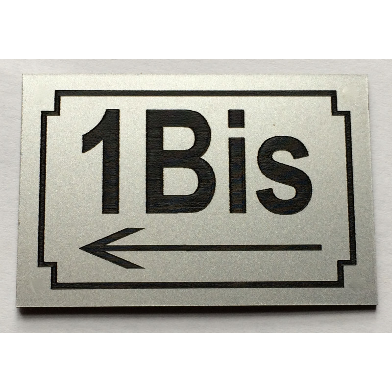 NUMERO DE RUE et flèche à gauche argenté personnalisée