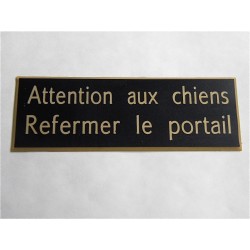 plaque adhésive "ATTENTION AUX CHIENS REFERMER LE PORTAIL" noir et or