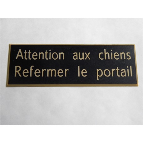 plaque adhésive "ATTENTION AUX CHIENS REFERMER LE PORTAIL" noir et or