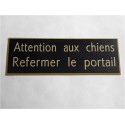 plaque adhésive "ATTENTION AUX CHIENS REFERMER LE PORTAIL" noir et or