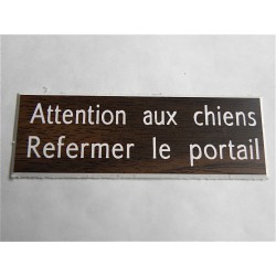 plaque adhésive "ATTENTION AUX CHIENS REFERMER LE PORTAIL" couleur bois