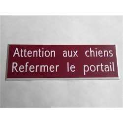 plaque adhésive bordeau  "ATTENTION AUX CHIENS REFERMER LE PORTAIL"