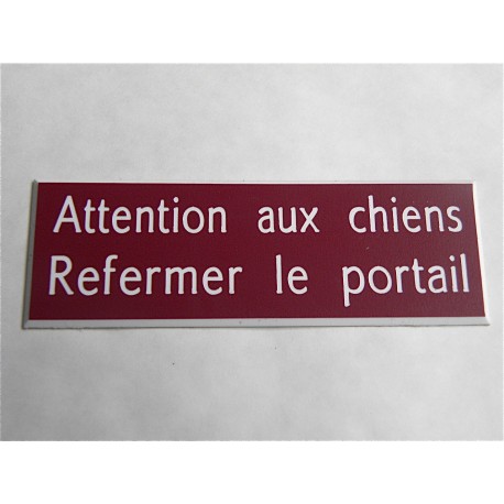 plaque adhésive bordeau  "ATTENTION AUX CHIENS REFERMER LE PORTAIL"