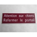 plaque adhésive bordeau  "ATTENTION AUX CHIENS REFERMER LE PORTAIL"