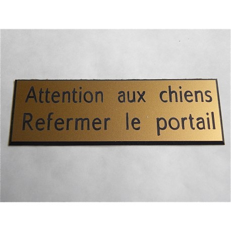 plaque adhésive dorée "ATTENTION AUX CHIENS REFERMER LE PORTAIL"