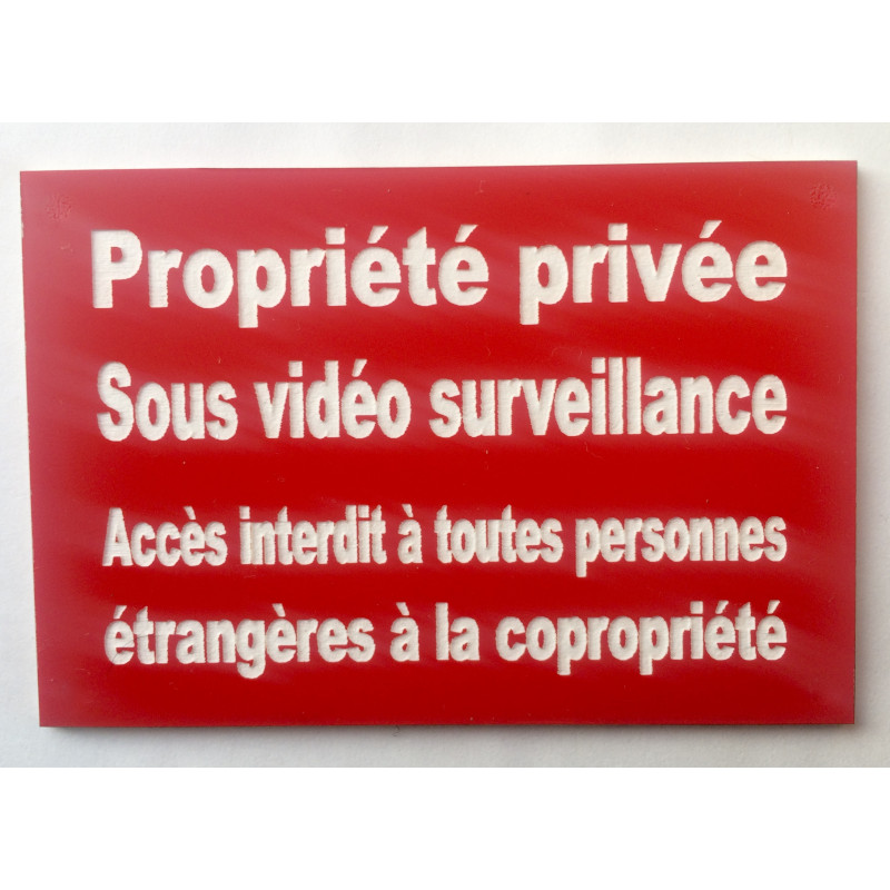 plaque "Propriété privée Sous vidéo surveillance Accès interdit à toutes personnes étrangères à la copropriété" rouge
