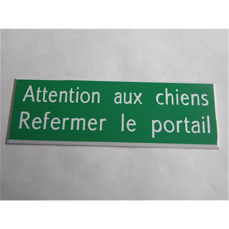 plaque adhésive verte "ATTENTION AUX CHIENS REFERMER LE PORTAIL"