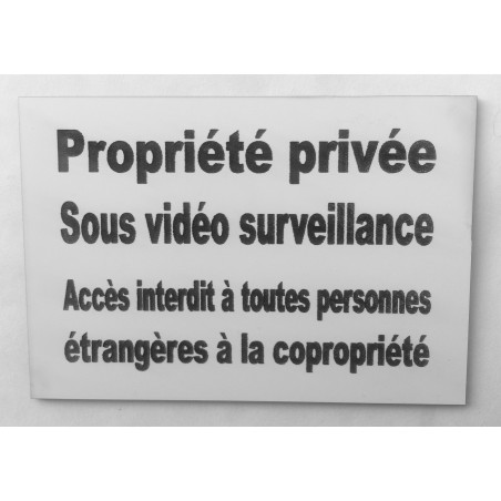 plaque "Propriété privée Sous vidéo surveillance Accès interdit à toutes personnes étrangères à la copropriété" blanche