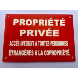 plaque "PROPRIÉTÉ PRIVÉE ACCÉS INTERDIT A TOUTES PERSONNES ÉTRANGÈRES A LA COPROPRIÉTÉ" rouge
