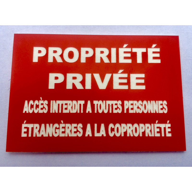 plaque "PROPRIÉTÉ PRIVÉE ACCÉS INTERDIT A TOUTES PERSONNES ÉTRANGÈRES A LA COPROPRIÉTÉ" rouge