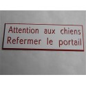 plaque adhésive "ATTENTION AUX CHIENS REFERMER LE PORTAIL" blanche et rouge