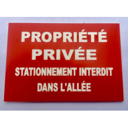 plaque "PROPRIÉTÉ PRIVÉE STATIONNEMENT INTERDIT DANS L'ALLÉE" rouge