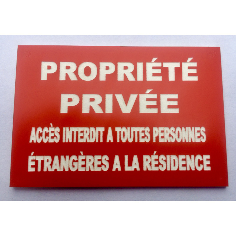 plaque "PROPRIÉTÉ PRIVÉE ACCÉS INTERDIT A TOUTES PERSONNES ÉTRANGÈRES A LA RÉSIDENCE" rouge