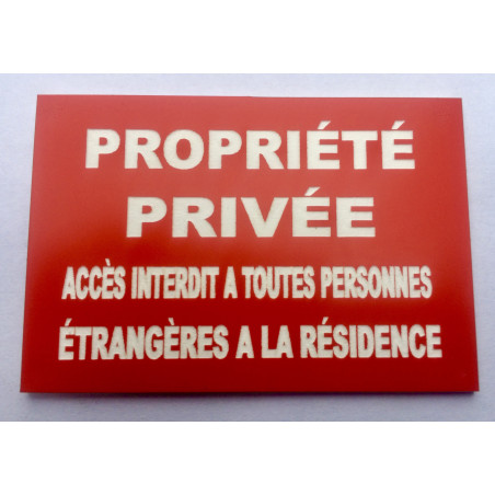 plaque "PROPRIÉTÉ PRIVÉE ACCÉS INTERDIT A TOUTES PERSONNES ÉTRANGÈRES A LA RÉSIDENCE" rouge