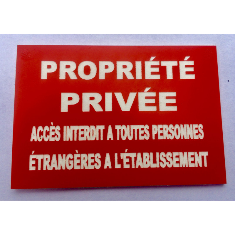 plaque "PROPRIÉTÉ PRIVÉE ACCÉS INTERDIT A TOUTES PERSONNES ÉTRANGÈRES A L'ÉTABLISSEMENT" rouge