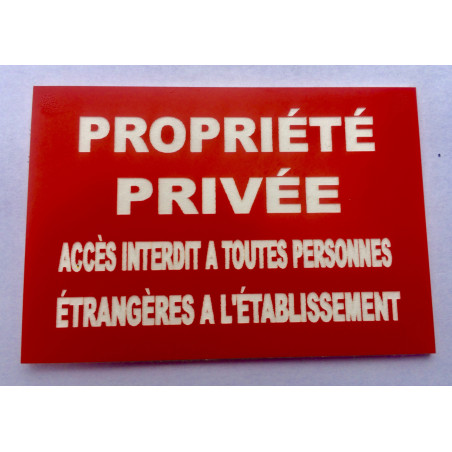 plaque "PROPRIÉTÉ PRIVÉE ACCÉS INTERDIT A TOUTES PERSONNES ÉTRANGÈRES A L'ÉTABLISSEMENT" rouge