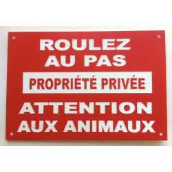 plaque "ROULEZ AU PAS PROPRIÉTÉ PRIVÉE ATTENTION AUX ANIMAUX" rouge