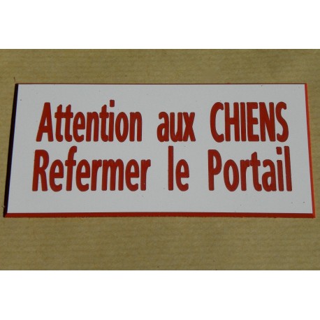 plaque adhésive blanche et rouge "ATTENTION AUX CHIENS REFERMER LE PORTAIL"