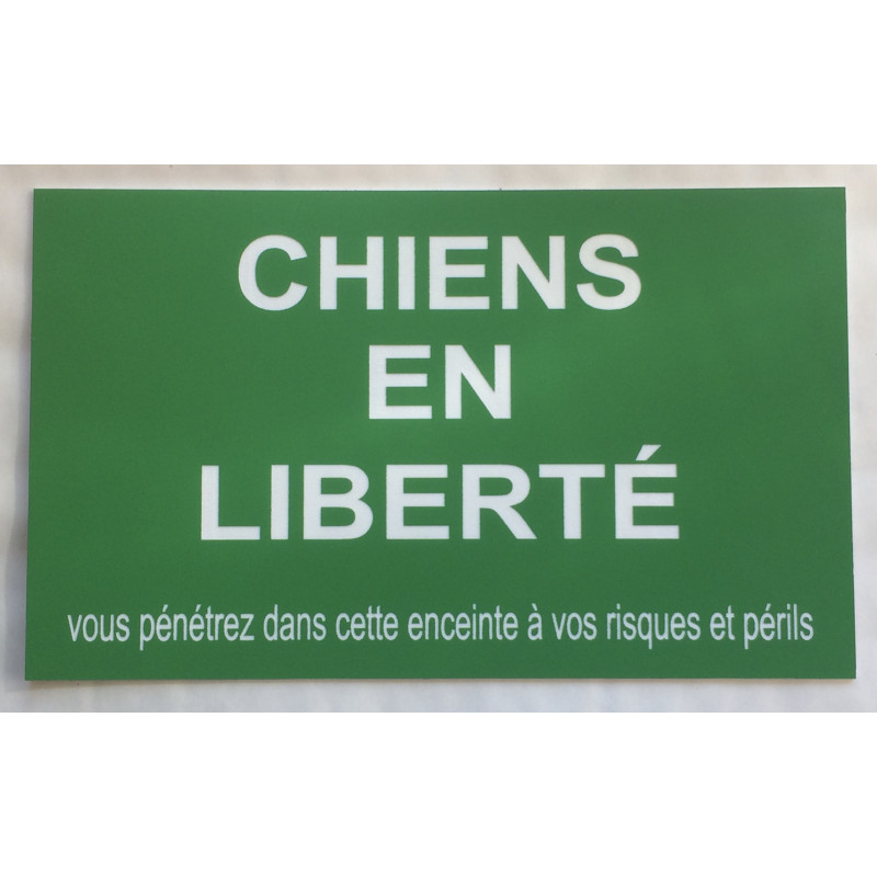 Plaque CHIENS EN LIBERTÉ vous pénétrez dans cette enceinte à vos risques et périls verte