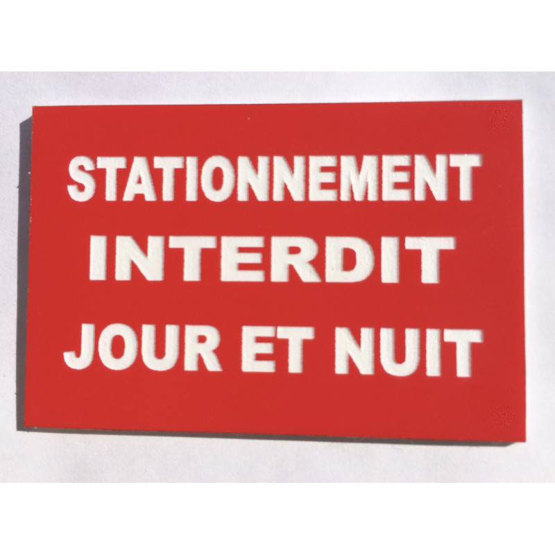 Plaque "STATIONNEMENT INTERDIT JOUR ET NUIT" rouge
