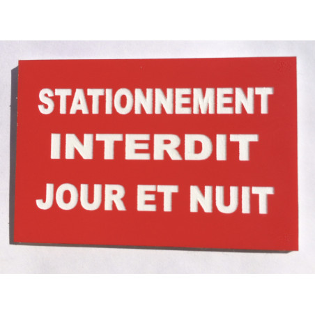 Plaque "STATIONNEMENT INTERDIT JOUR ET NUIT" rouge
