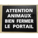 plaque gravée, pancarte "ATTENTION ANIMAUX BIEN FERMER LE PORTAIL"  finition biseautée format 115 x 150 mm