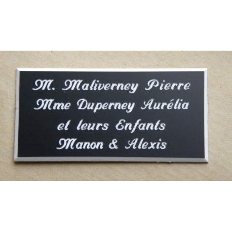 plaque de porte personnalisable noire "calligraphie" format 75x150 mm 4 lignes.