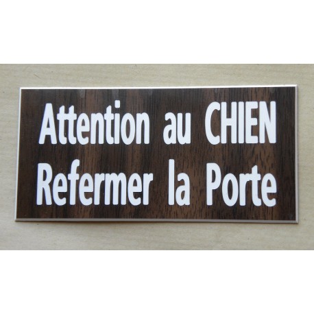 plaque adhésive "ATTENTION AU CHIEN REFERMER LA PORTE" couleur bois
